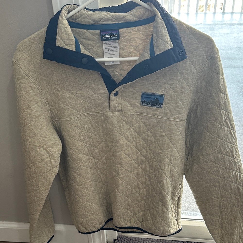 Patagonia Quilted Pullover in Beige and Dark Blue